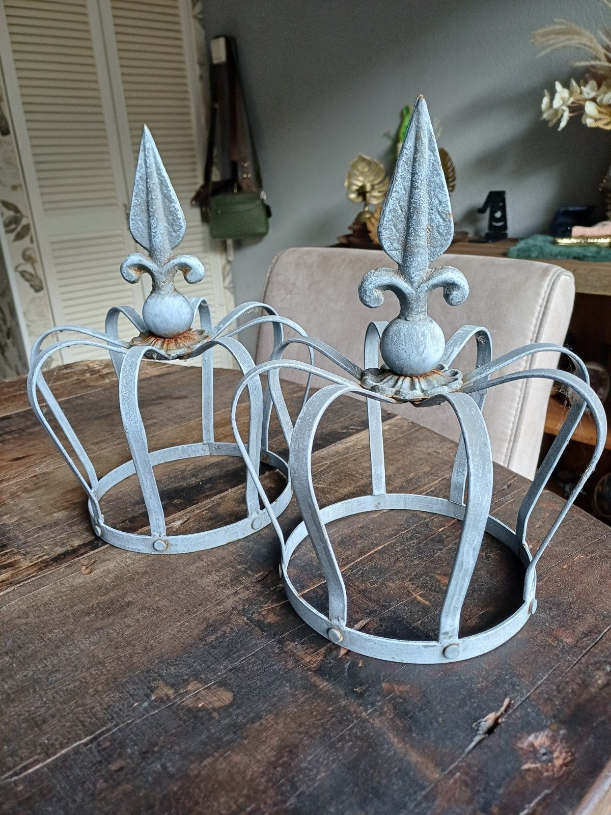 2 brocante gietijzeren kronen, Ophalen, Zo goed als nieuw, Grijs, Metaal