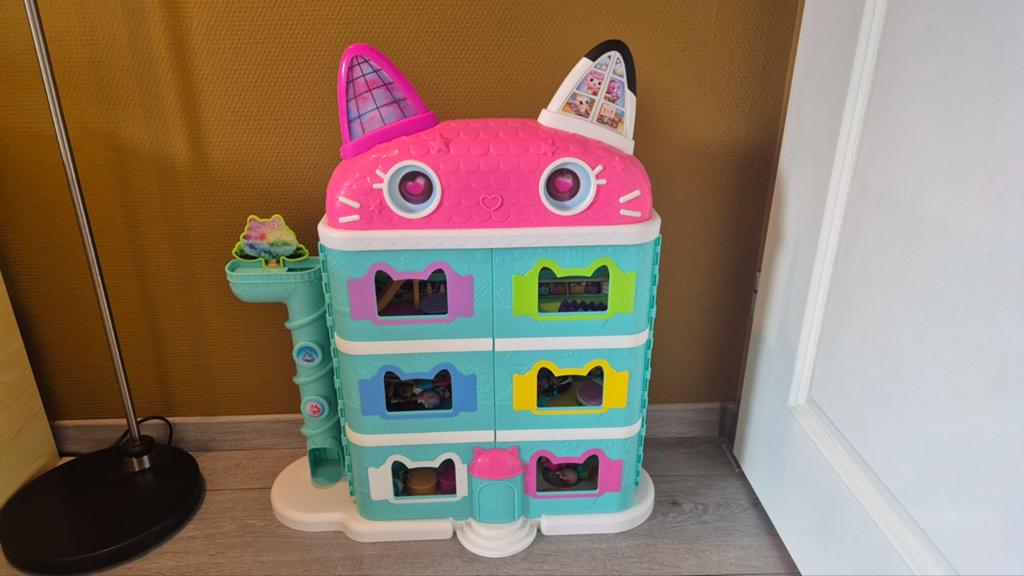 Gabby huis met extra poppetjes., Kinderen en Baby's, Speelgoed | Poppen, Ophalen of Verzenden, Zo goed als nieuw, Overige typen