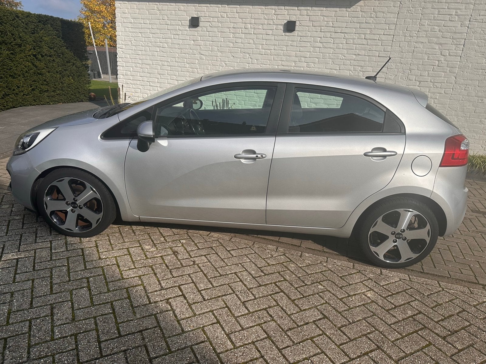 Kia Rio 1.4 Cvvt 80KW A4 5DRS 2014 Grijs, 40 €/maand, 4 cilinders, Rio, 16 km/l