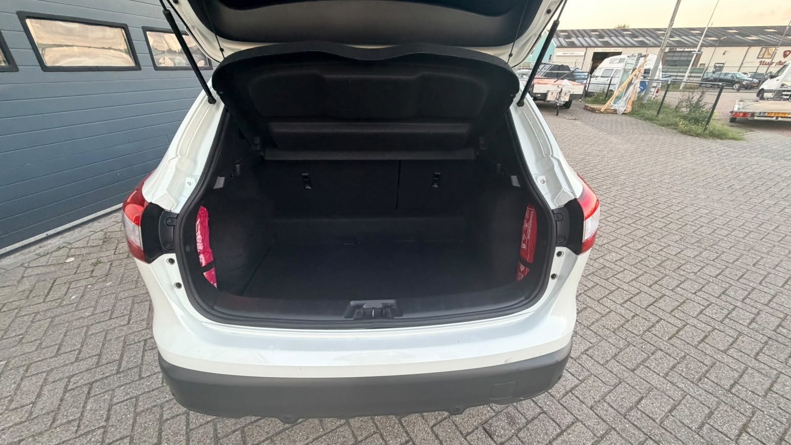 Foto 7 van Nissan Qashqai 1.2 T Visia ZEER NETJES!