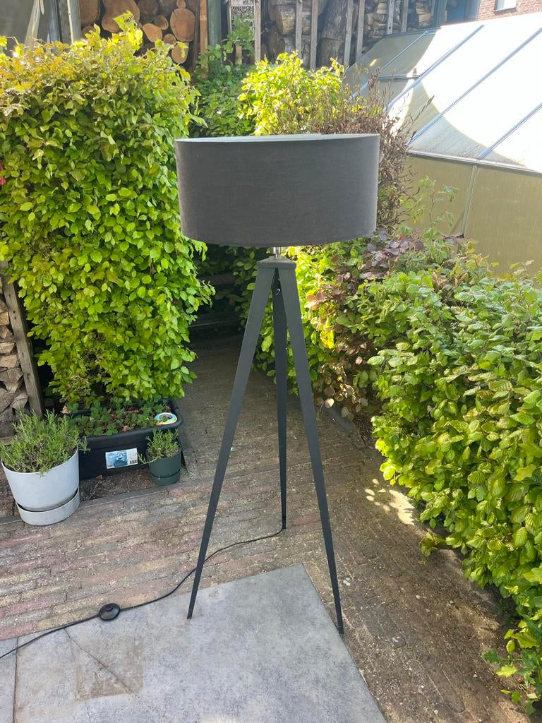 Moderne vloerlamp met stoffen kap en driepoot onderstel, Ophalen, Gebruikt, Stof, 100 tot 150 cm