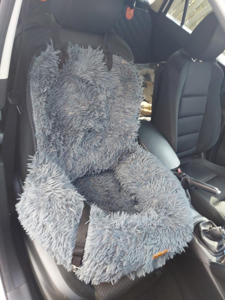 Autostoel By Cee Cee voor middelgrote hond, Ophalen of Verzenden, Zo goed als nieuw, Pluche