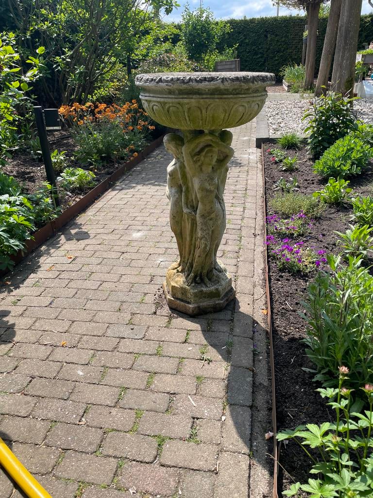Stenen vogelbad/plantenbak met fde 3 Gratiën, Tuin en Terras, Ophalen, Zo goed als nieuw