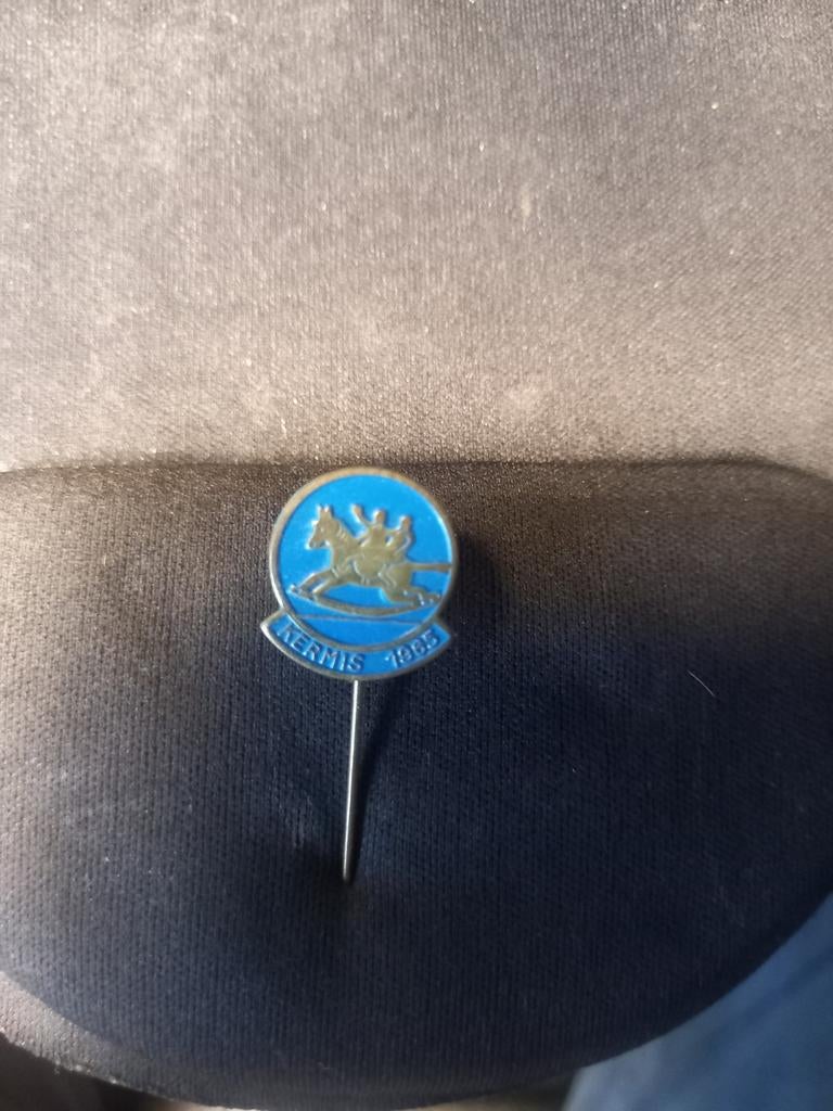 Vintage Kermis 1993 Speldje met Paard en Ruiter, Ophalen of Verzenden, Gebruikt, Sport, Speldje of Pin