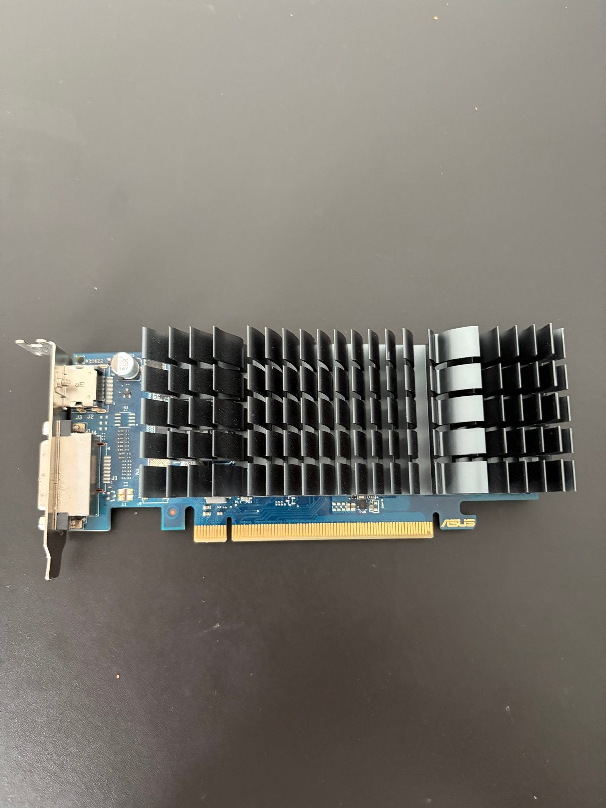ASUS GeForce GT 1030 2GB Videokaart, Computers en Software, Ophalen of Verzenden, Zo goed als nieuw