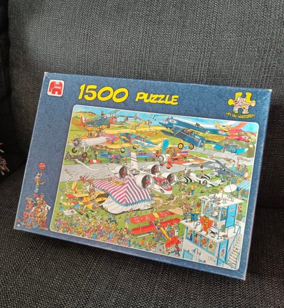 Jan van Haasteren Puzzel 1500 stukjes - Vliegtuigshow, Ophalen of Verzenden, 500 t/m 1500 stukjes, Zo goed als nieuw, Legpuzzel