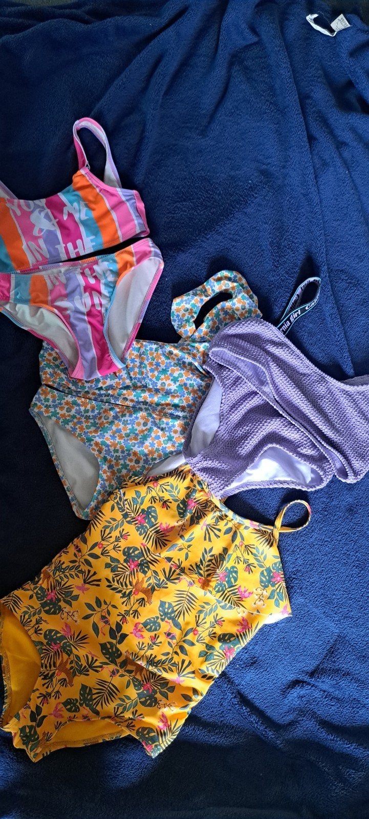 5 bikini's en zeemeermin staart maat 134, Kinderen en Baby's, Kinderkleding | Kinder-zwemkleding, Bikiniset, Meisje, Ophalen of Verzenden