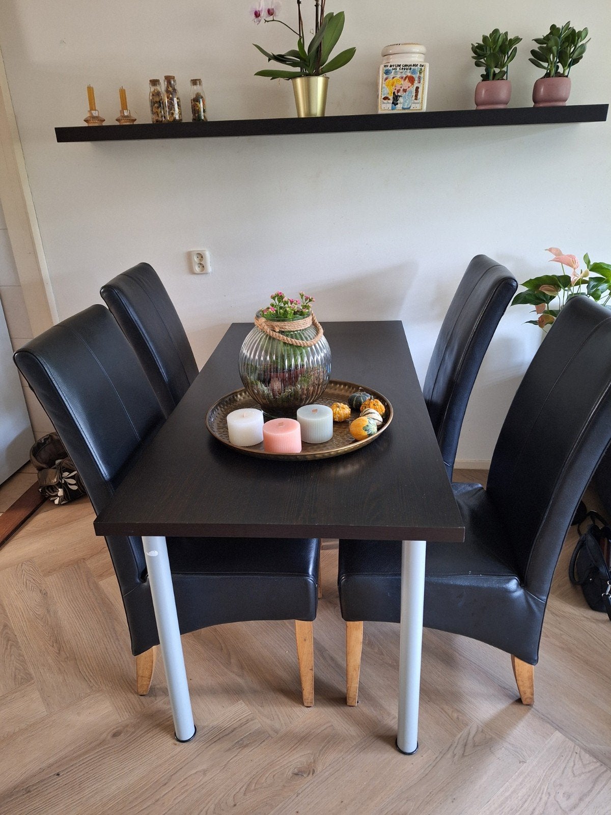 Gratis Zwarte eetkamerstoelen en tafel (4 stuks) - Gebruikt, Gebruikt, Zwart, Ophalen of Verzenden, Vier