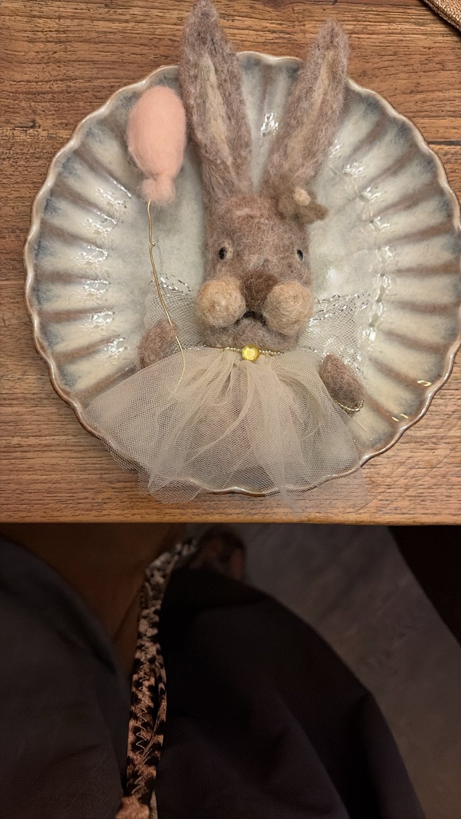 Handgemaakt vilten konijntje met ballon voor kinderkamer, Ophalen of Verzenden, Zo goed als nieuw, Konijn, Handgemaakt