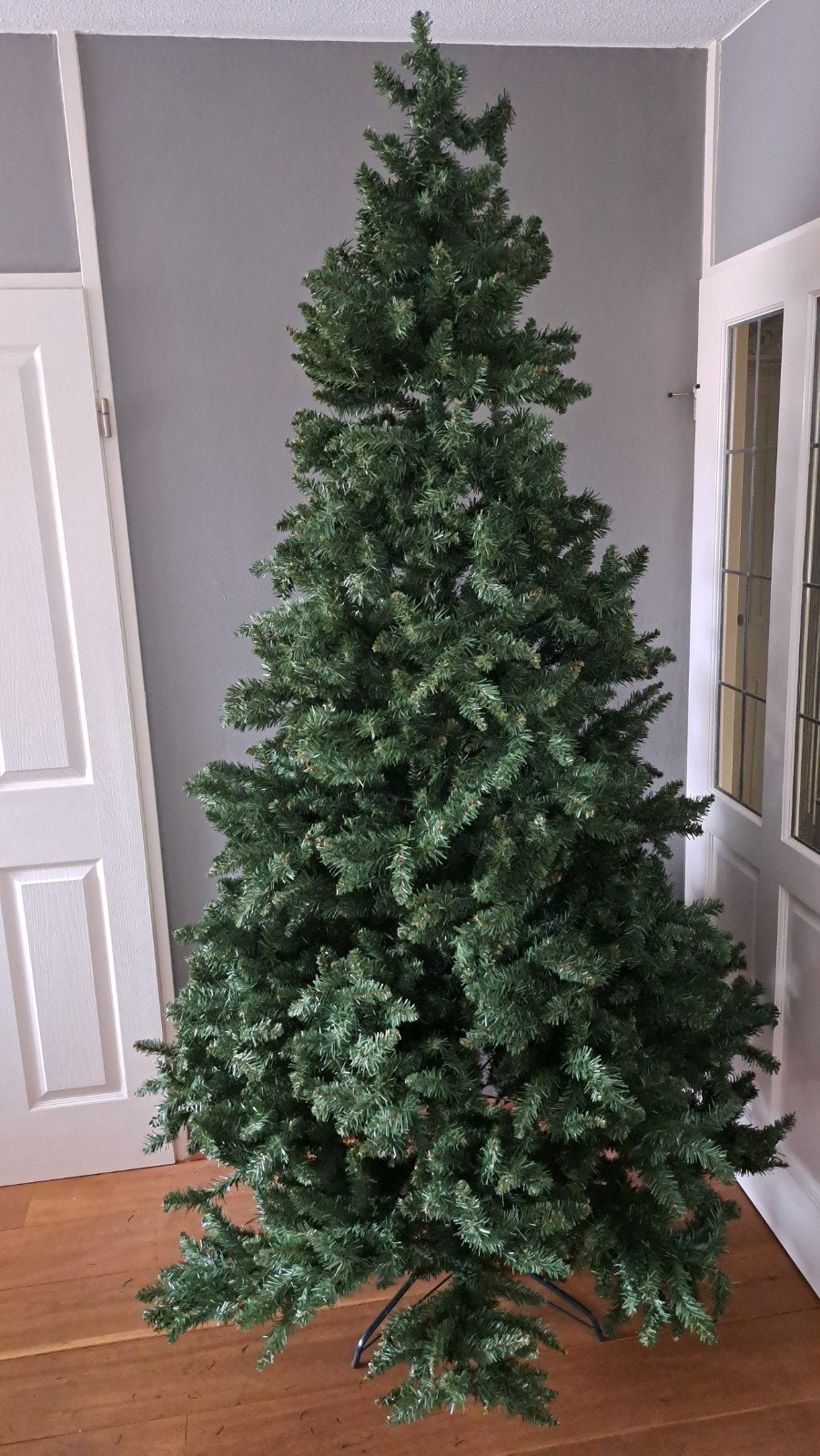 🌲KERSTBOOM KUNSTBOOM 2.40 CM HOOG RIETEN AFWERKMAND KERST🎅, Ophalen, Zo goed als nieuw