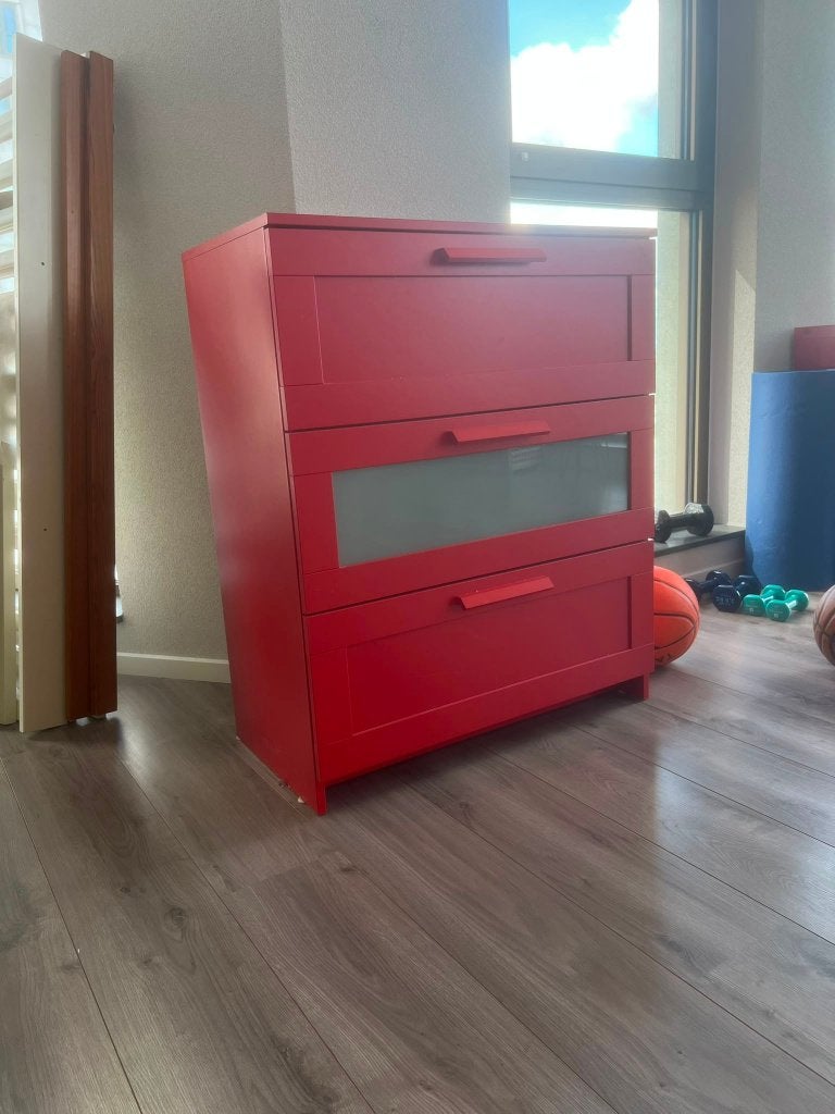 Foto 2 van IKEA BRIMNES ladekast – rood met matglas – 3 laden