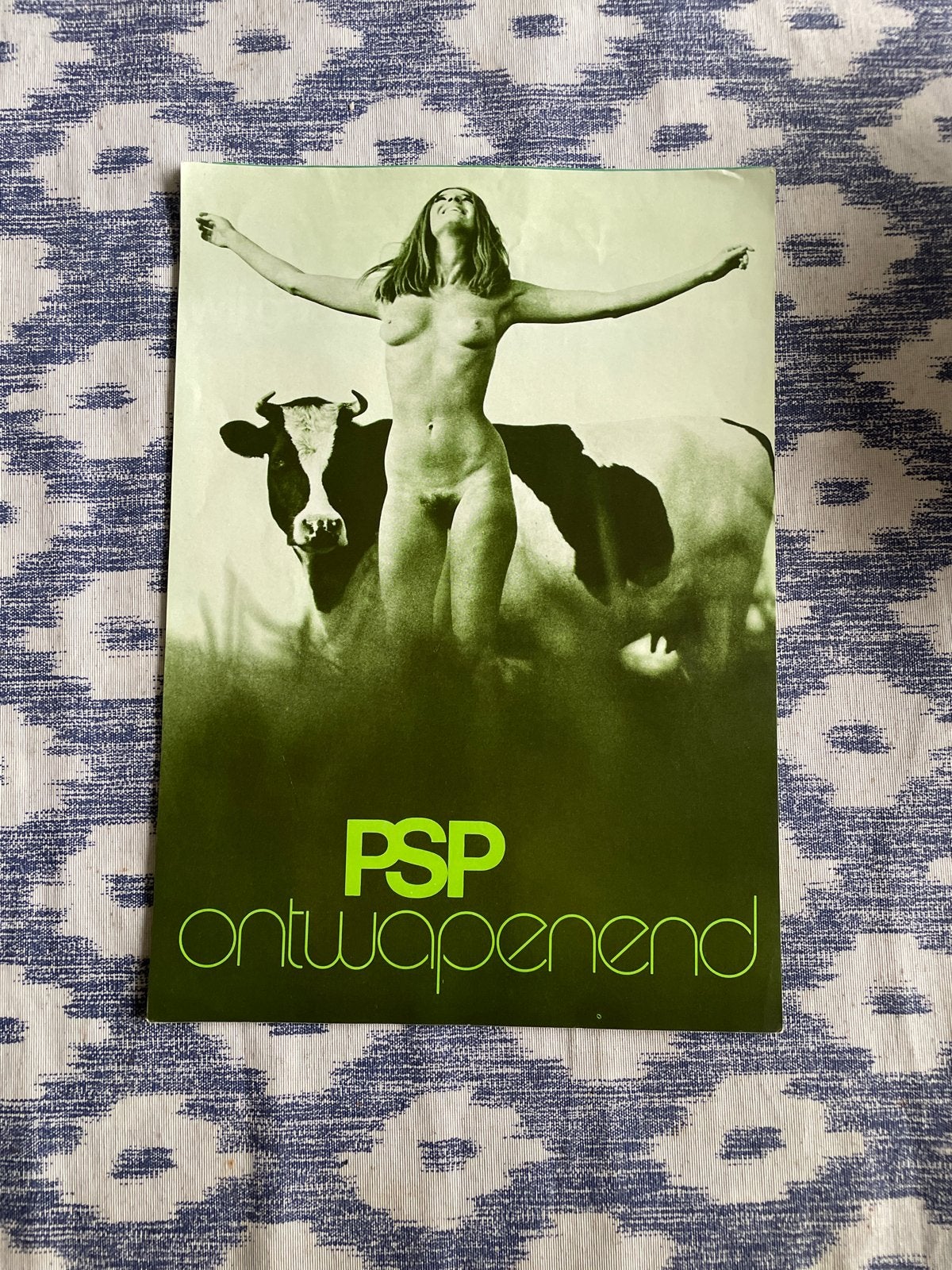 PSP Ontwapenend Poster - Naakte vrouw met koe, Ophalen of Verzenden, A1 t/m A3, Overige onderwerpen, Rechthoekig Staand