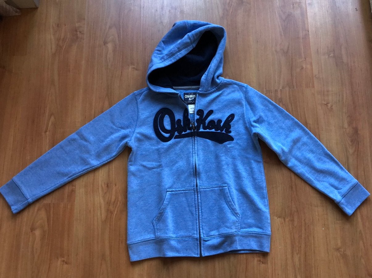 OshKosh vest met capuchon blauw ZGAN maat 10/12 (146), Ophalen of Verzenden, Zo goed als nieuw, Jongen of Meisje, Trui of Vest