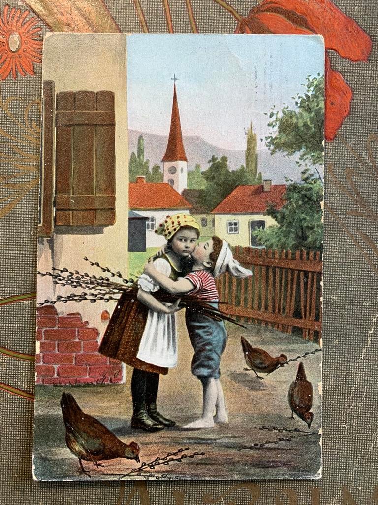 1908 Kus op het erf bij de kippen, Ophalen of Verzenden, Voor 1920, Gelopen, Kinderen
