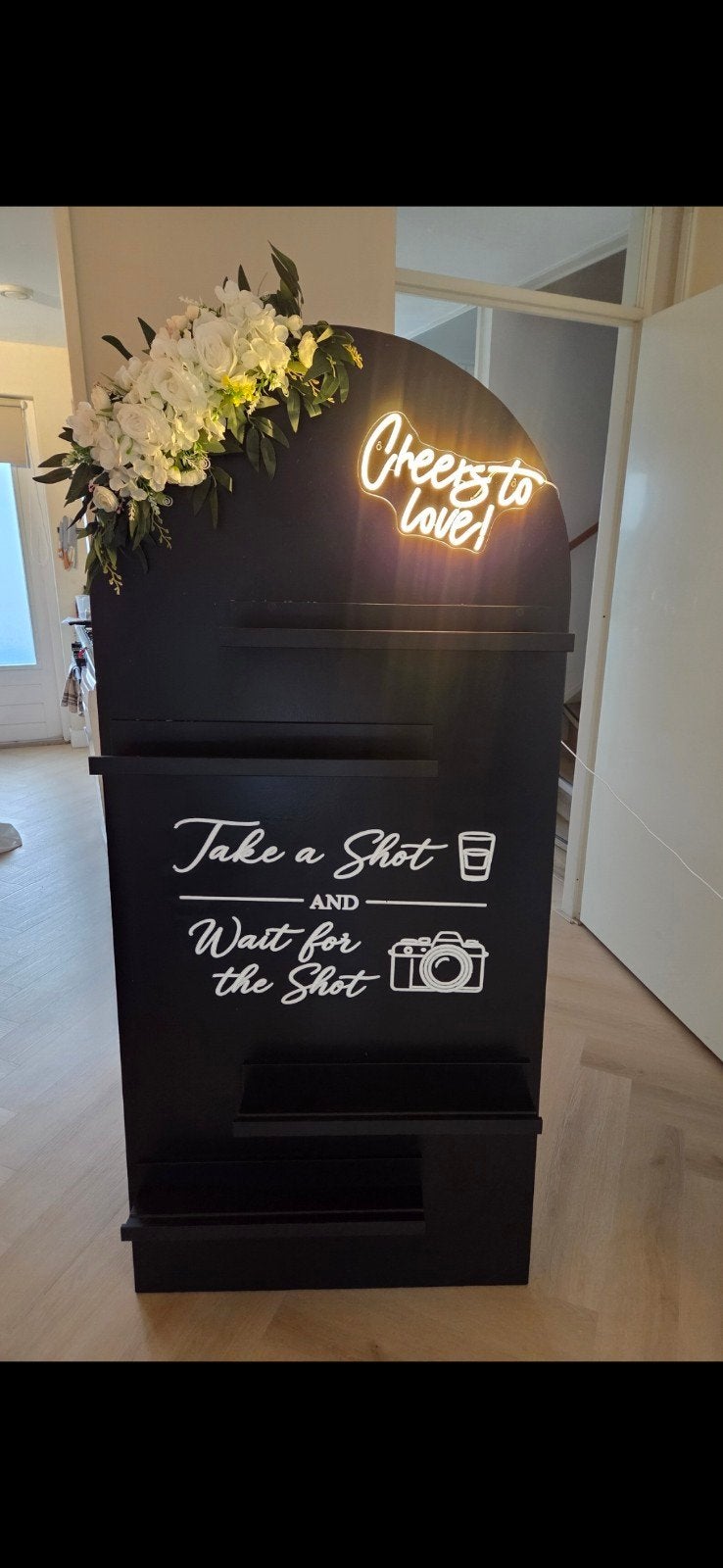 Shotjes wall met Neon en Bloemen - "Cheers to Love" bruiloft, Ophalen, Zo goed als nieuw, Feestartikel, Geboorte of Huwelijk