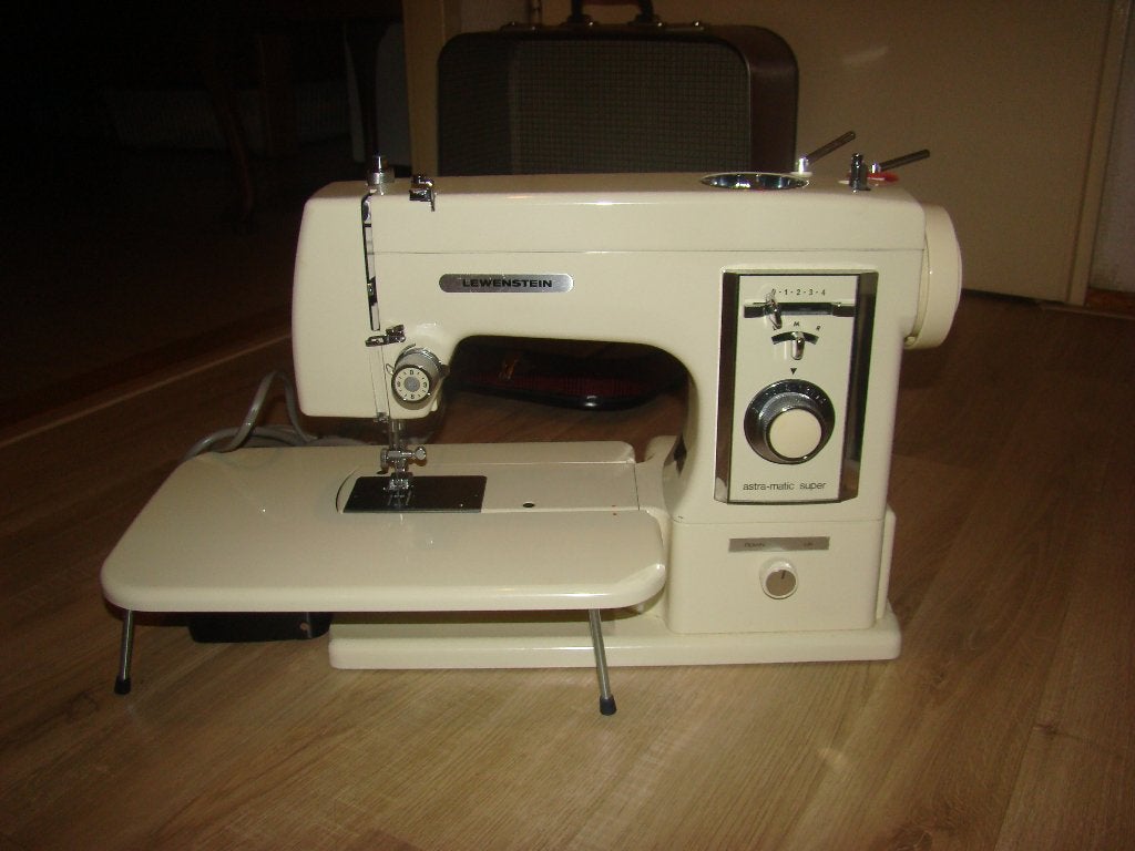 LEWENSTEIN Astra-Matic Super  ( BIEDEN ), Hobby en Vrije tijd, Naaimachines en Toebehoren, Ophalen of Verzenden, Zo goed als nieuw