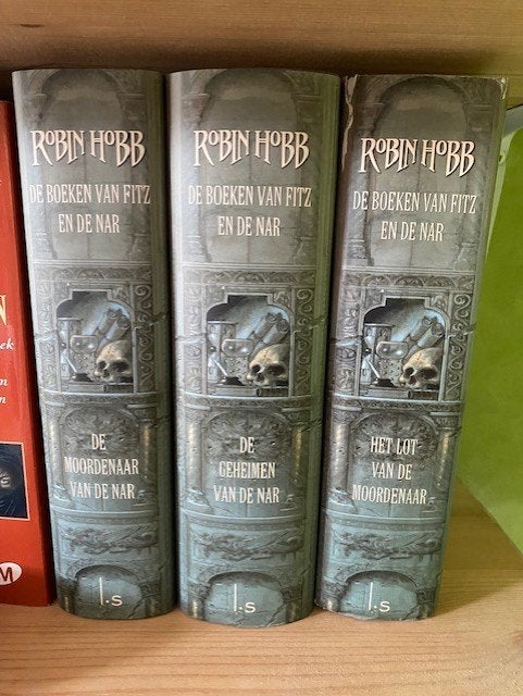 ROBIN HOBB DE BOEKEN VAN FITZ EN DE NAR DE COMPLETE TRILOGIE, Ophalen of Verzenden, Gelezen