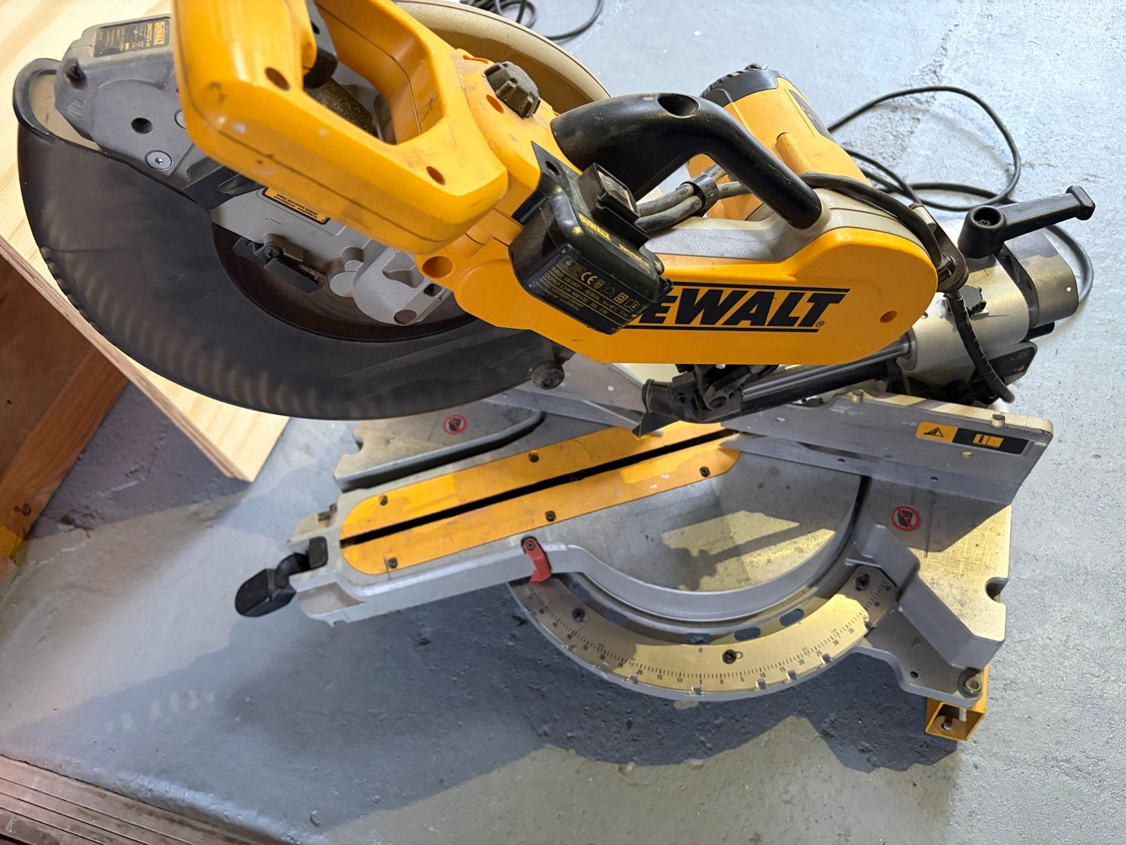 DeWalt DW718XPS-QS Afkortzaag - 1600W, Max 90mm zaagdiepte, Gebruikt, 70 mm of meer, Ophalen of Verzenden, Afkortzaag