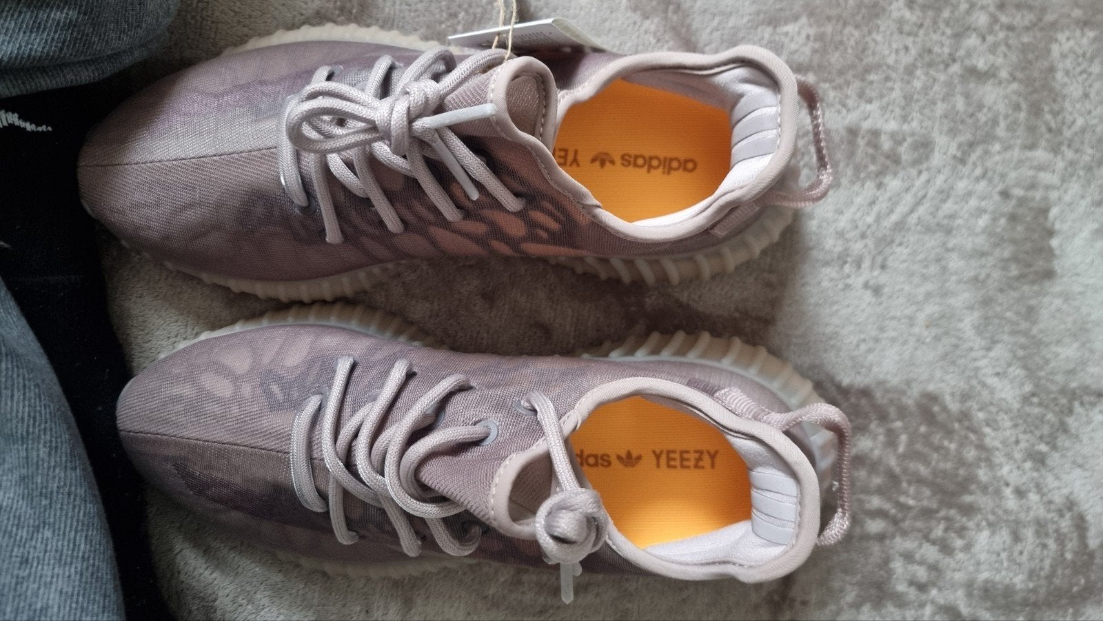 Yeezy Boost 350 V2 Mono Mist - Nieuw & Ongedragen - Maat 45, Overige kleuren, Nieuw, Ophalen of Verzenden, Sneakers of Gympen