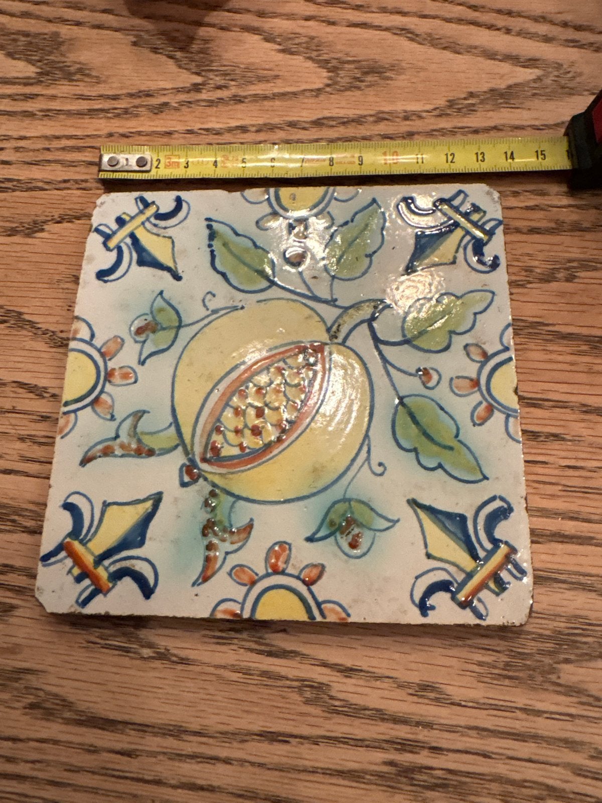 Oude polychrome tegel met granaatappelmotief - 13,5 cm, Gebruikt, Ophalen of Verzenden, Minder dan 20 cm, Minder dan 5 m²