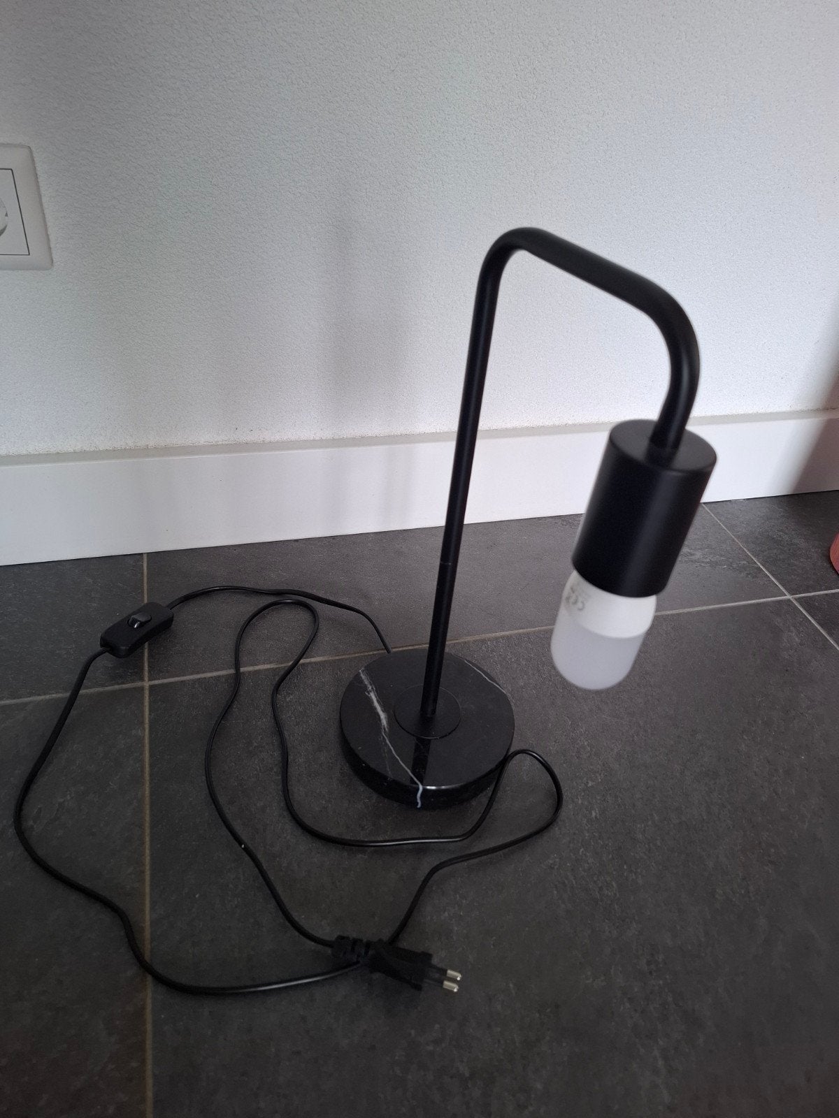 Moderne bureaulamp/schemerlamp met stenen voet, Bureaulamp, Gebruikt, Ophalen of Verzenden, Zwart