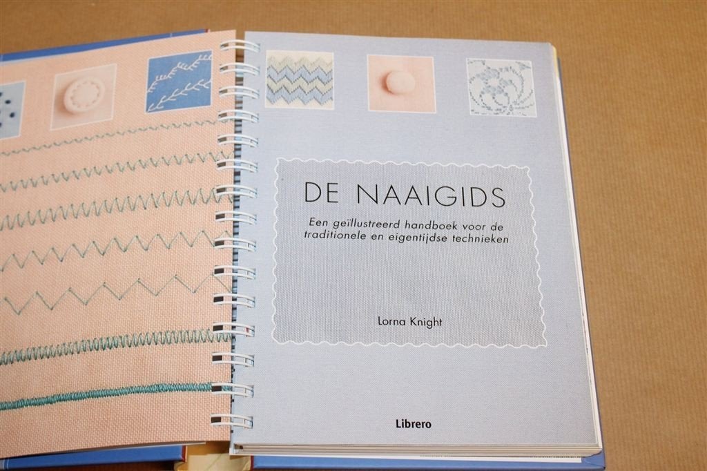 De Naaigids — Naaitechnieken Klassiek tot Modern, 256p, Boeken, Ophalen of Verzenden, Gelezen, Overige onderwerpen