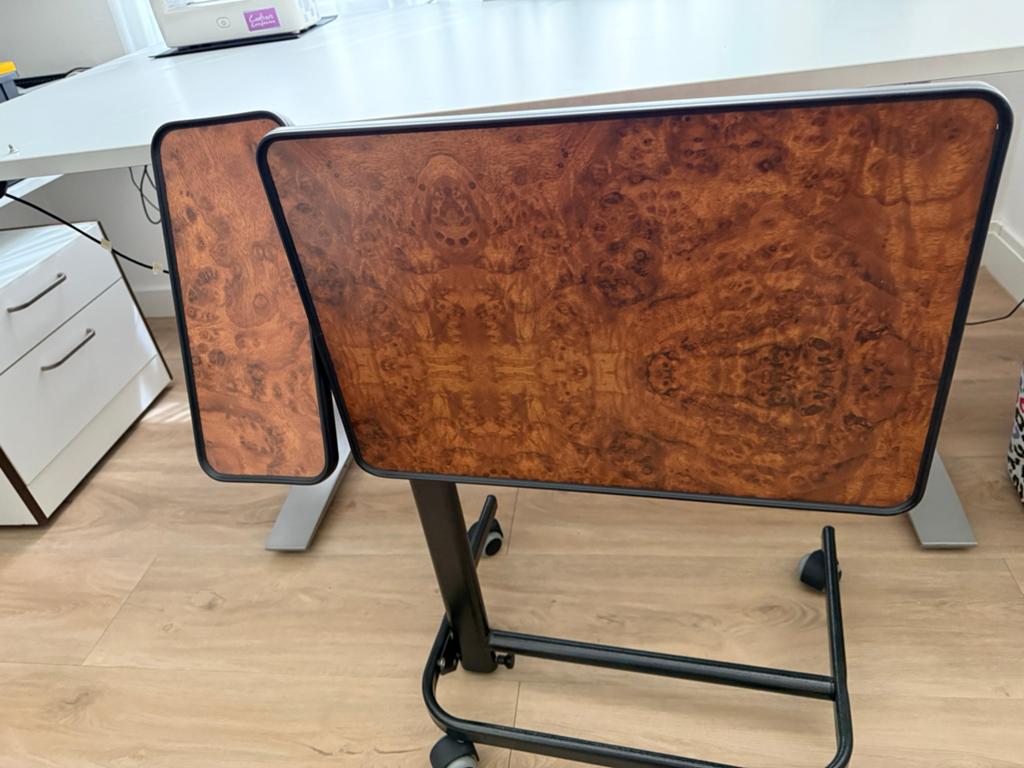 Verrijdbare bijzettafel met verstelbaar blad, Huis en Inrichting, Ophalen, Gebruikt, 55 tot 75 cm, 60 cm of meer