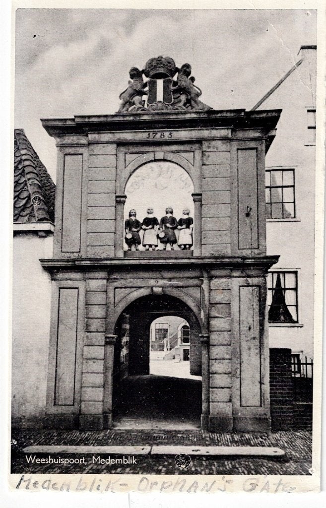 Medemblik. De Weeshuispoort., Ophalen of Verzenden, Voor 1920, Ongelopen, Noord-Holland