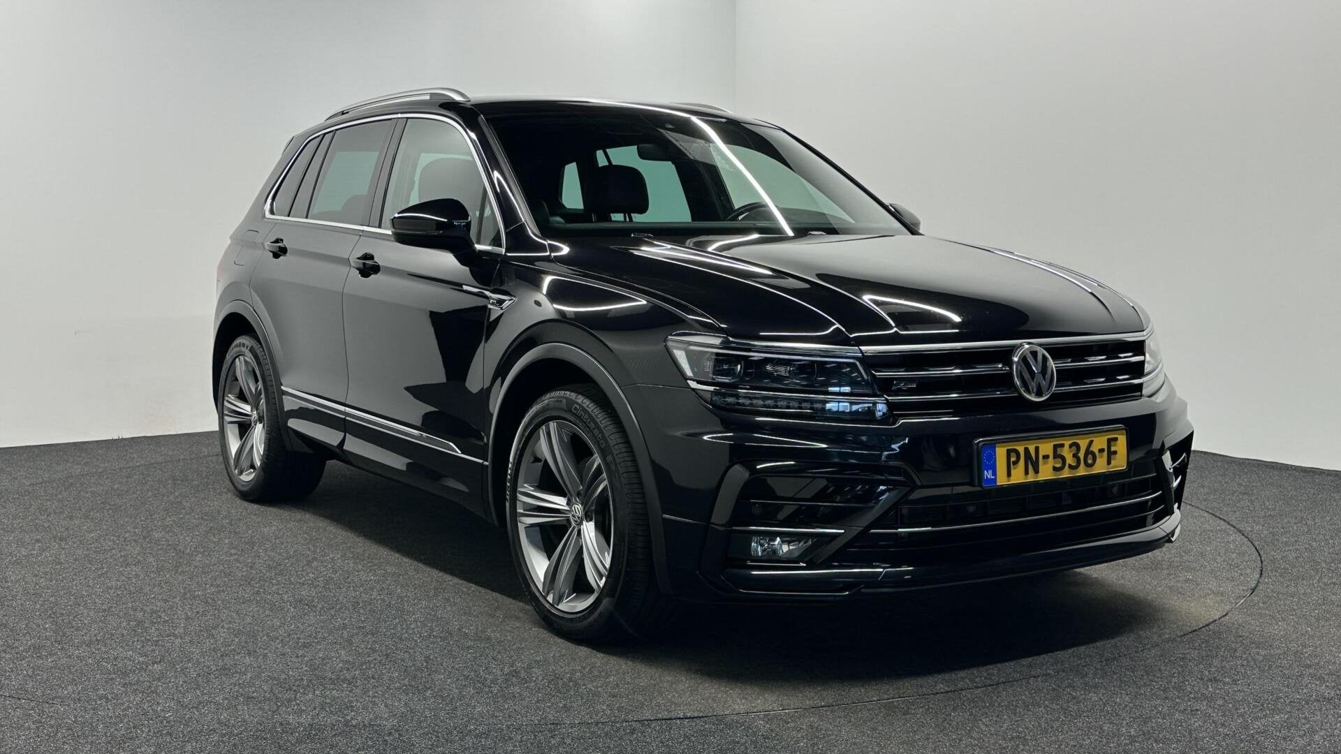 Volkswagen Tiguan 1.4 TSI ACT Comfortline Business R LEER CA, Voorwielaandrijving, 4 cilinders, Zwart, Handgeschakeld
