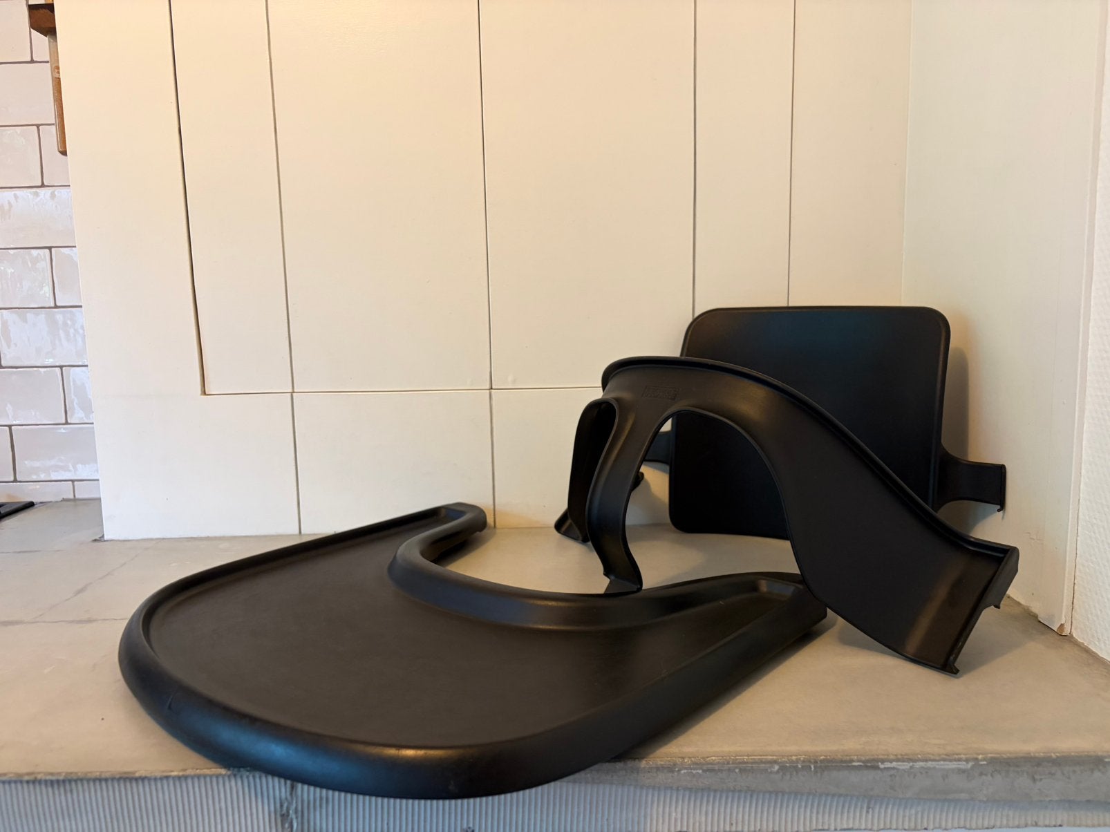 Stokke tripp trapp baby insert met tafel zwart, Kinderen en Baby's, Kinderstoelen, Ophalen of Verzenden, Gebruikt, Meegroeistoel