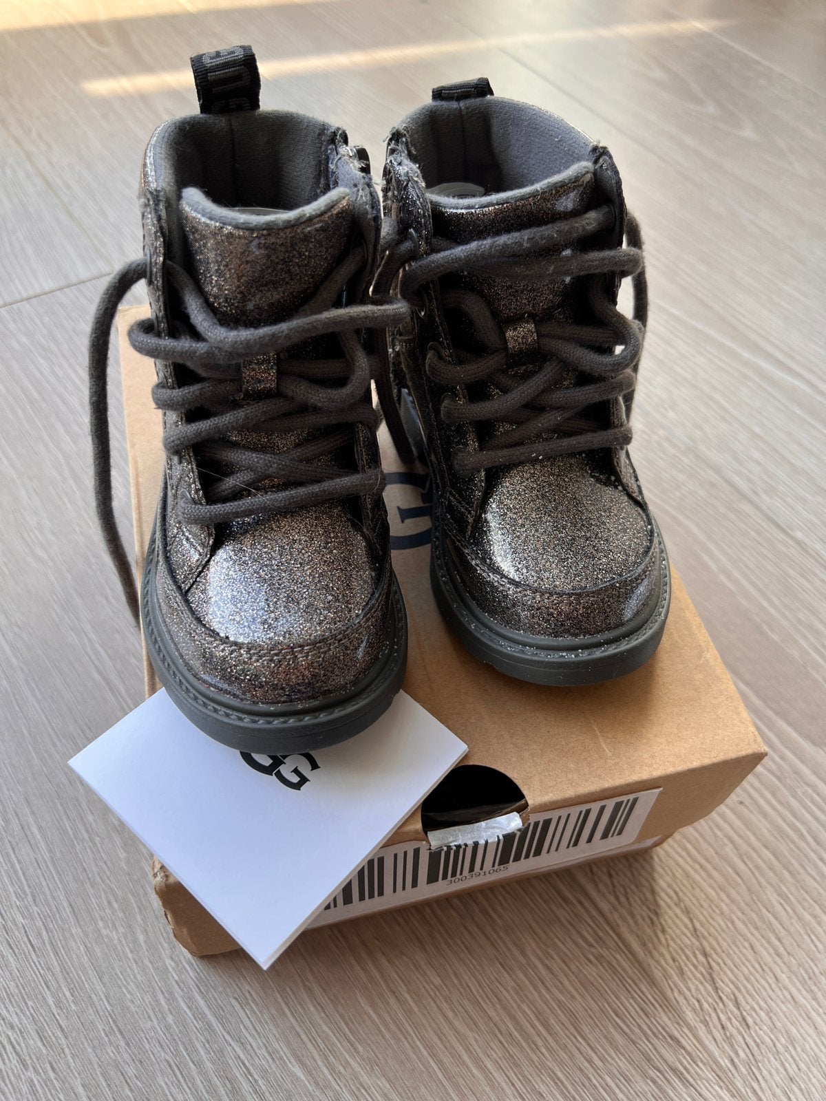 Ugg winterlaarzen 23,5, Ophalen, Zo goed als nieuw, Meisje, Laarsjes