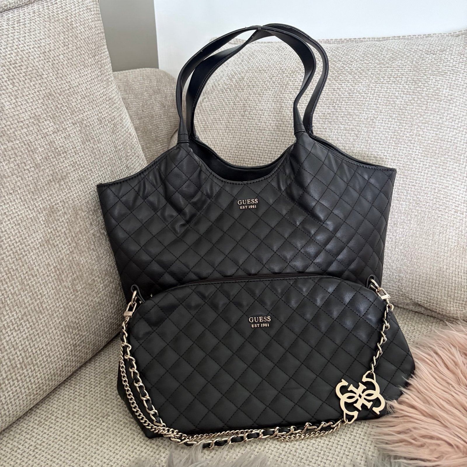 Guess Zwarte Gewatteerde Shopper met Bijpassend Tasje, Ophalen of Verzenden, Zo goed als nieuw, Zwart, Shopper