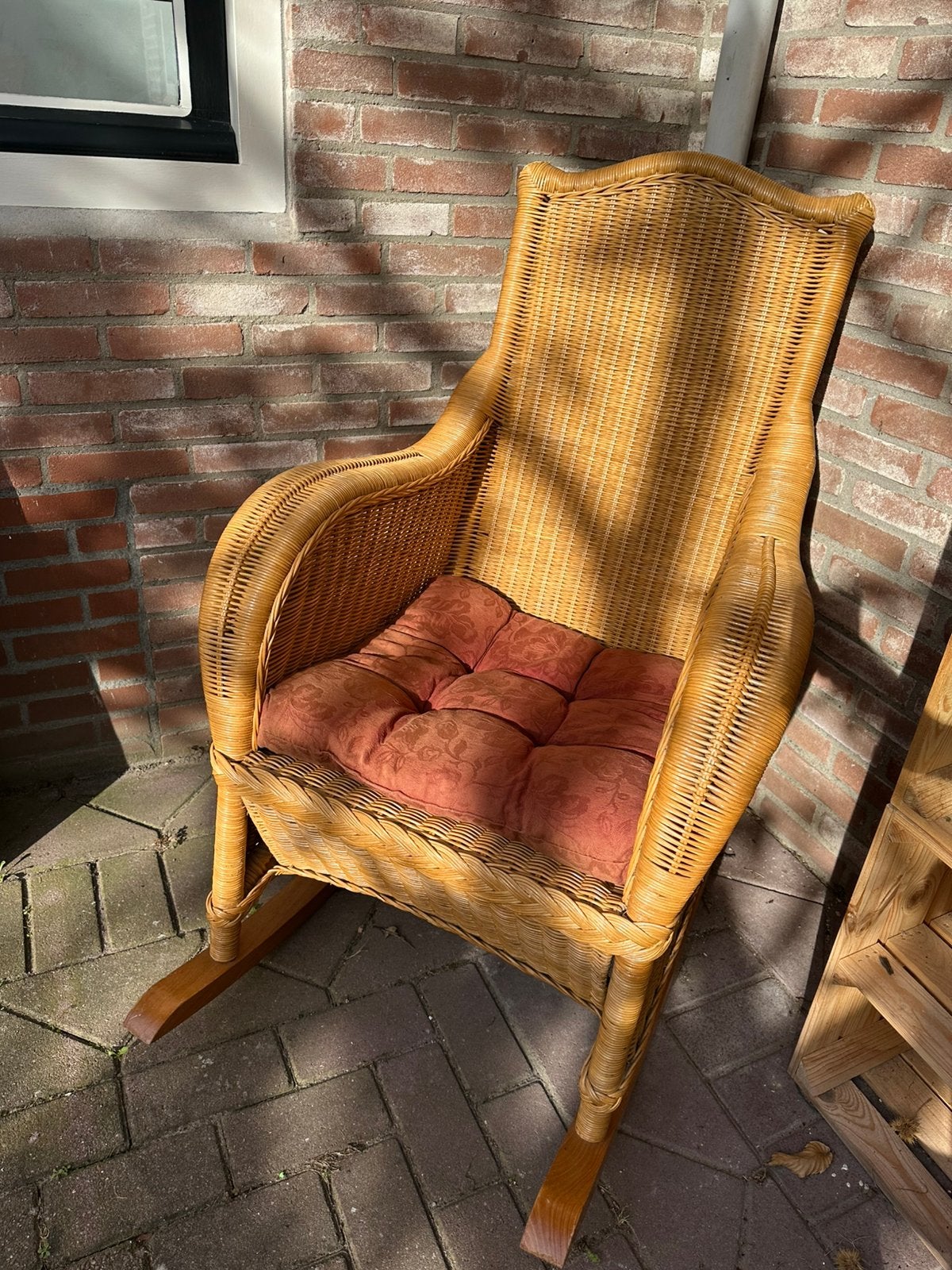 Rotan schommelstoel, Ophalen