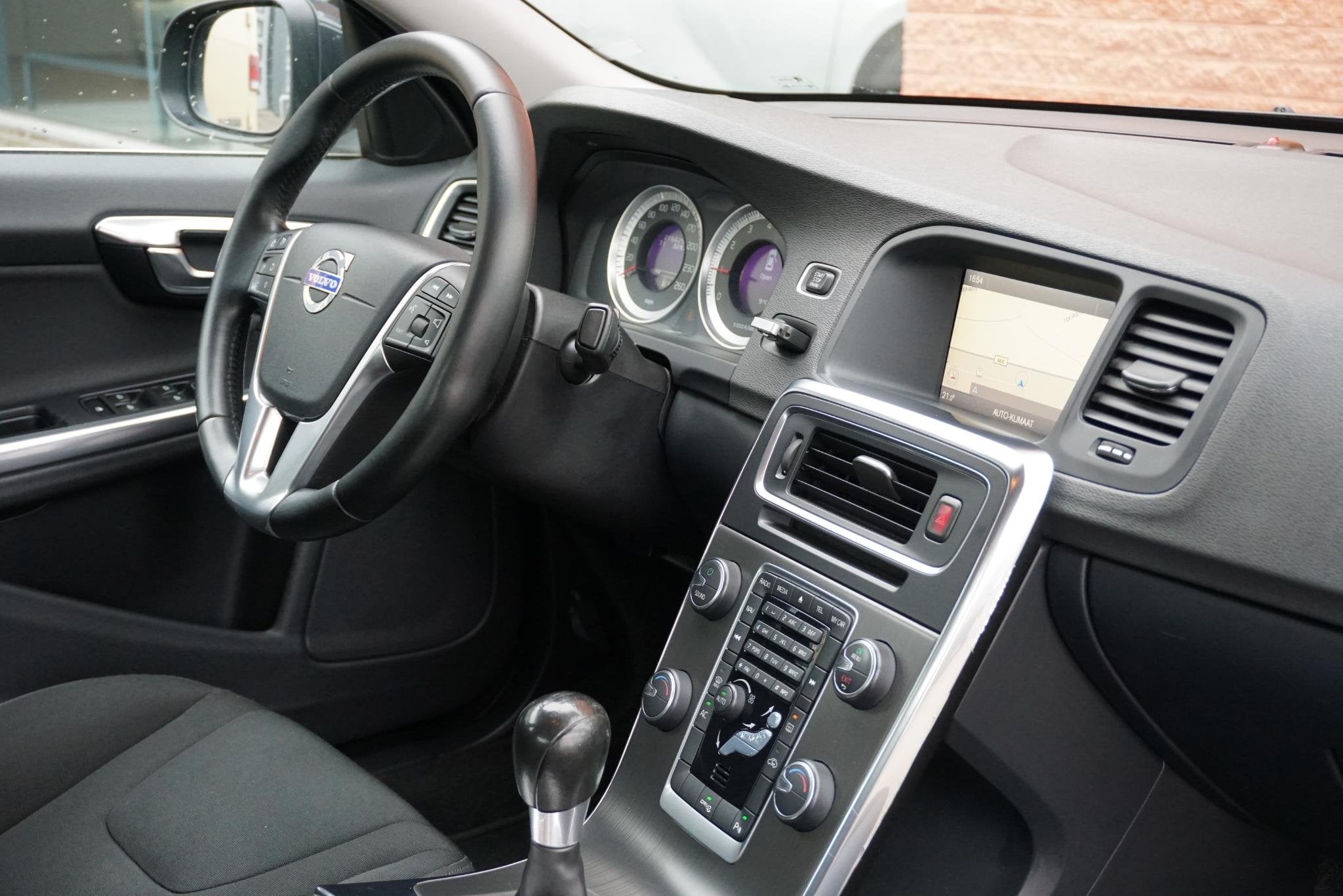 Volvo S60 1.6 T3 Summum + NAVIGATIE / BLUETOOTH / LMV, Auto's, Voorwielaandrijving, 15 km/l, Gebruikt, 4 cilinders