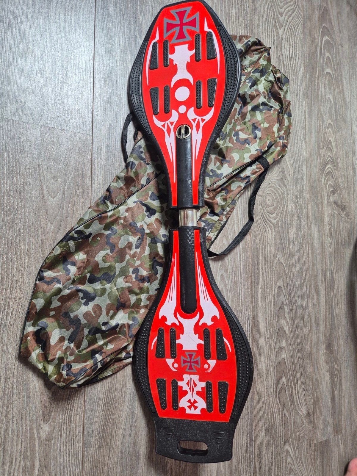 Waveboard rood / zwart inclusief tas (rits kapot), Ophalen, Gebruikt, Waveboard