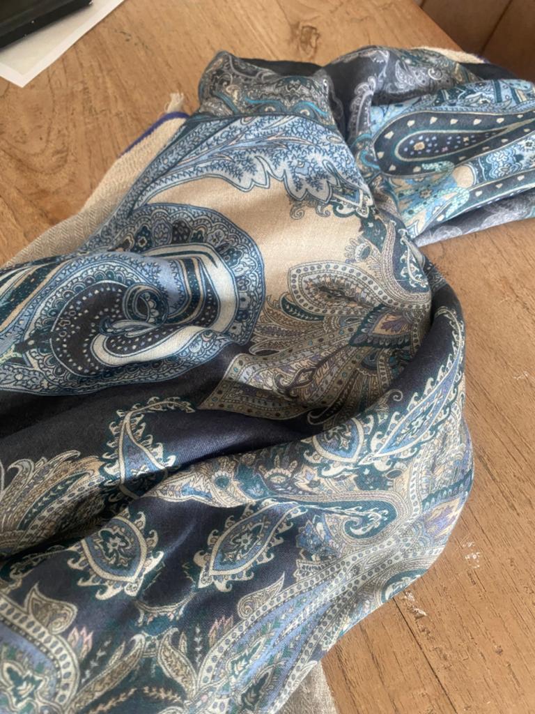 Prachtige sjaal van het merk Mala Alisha, zo goed als nieuw, Kleding | Dames, Mutsen, Sjaals en Handschoenen, Ophalen of Verzenden