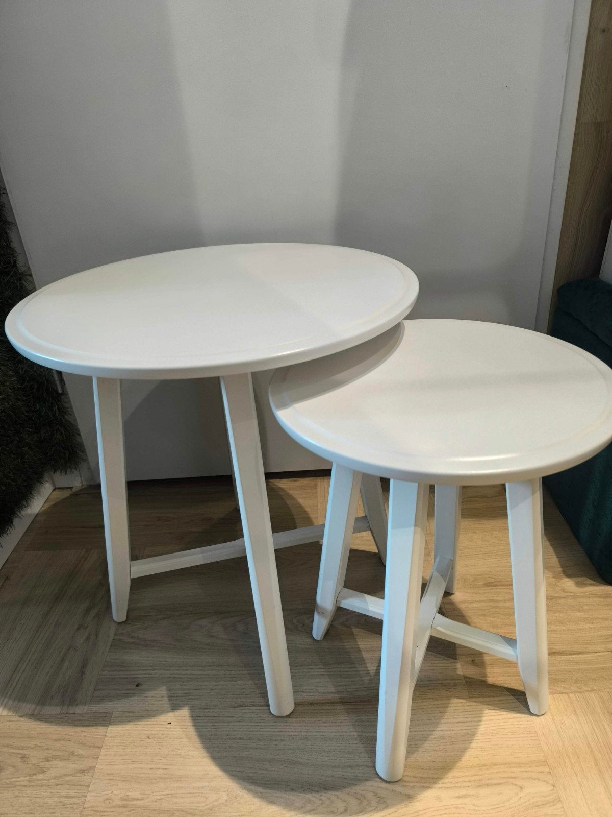 IKEA KRAGSTA Bijzettafels, set van 2, wit, Huis en Inrichting, Tafels | Salontafels, Ophalen, Zo goed als nieuw, Rond, Modern, Scandinavisch