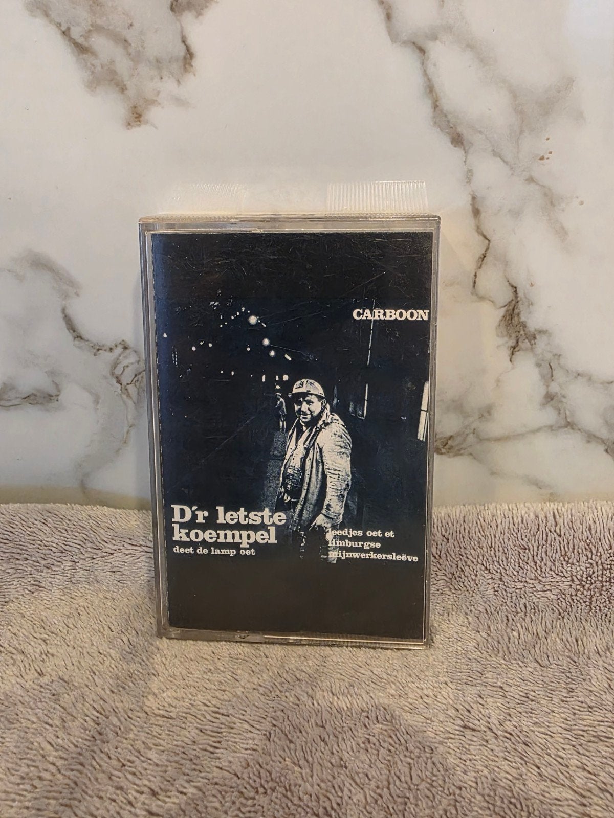 Carboon – D’r letste koempel cassette 1993 Limburg, Cd's en Dvd's, Gebruikt, Filmmuziek en Soundtracks, 1 bandje, Ophalen of Verzenden