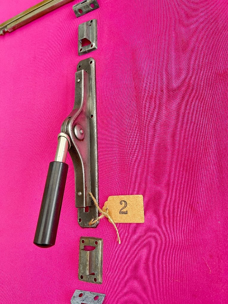 Espagnoletten Frankfurter/Bauhaus met bakelieten handgreep, Antiek en Kunst, Ophalen of Verzenden