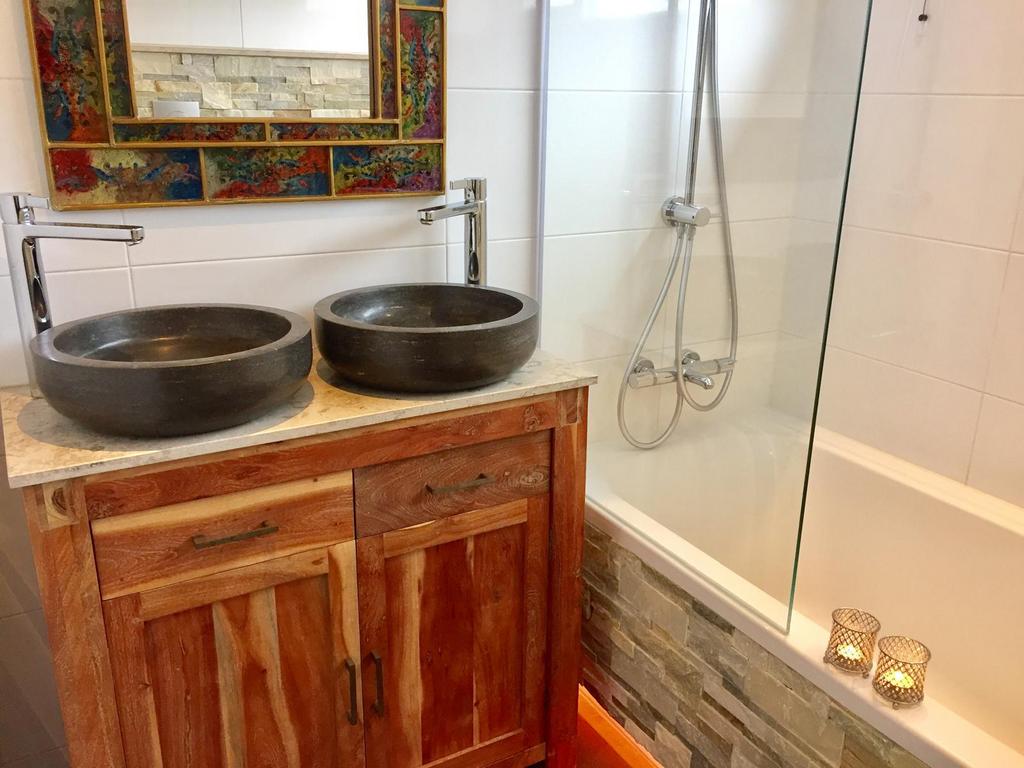 Badkamermeubel massief hout met dubbele stenen waskommen, Huis en Inrichting, Badkamer | Badkamermeubels, Ophalen, 50 tot 100 cm