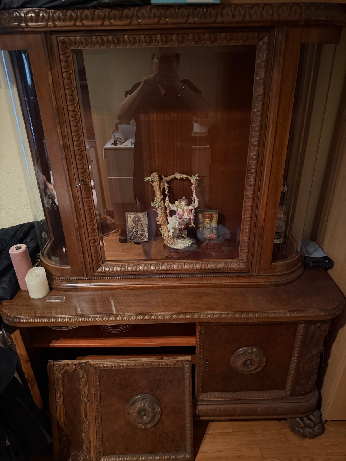 Antieke houten vitrinekast met snijwerk, Ophalen