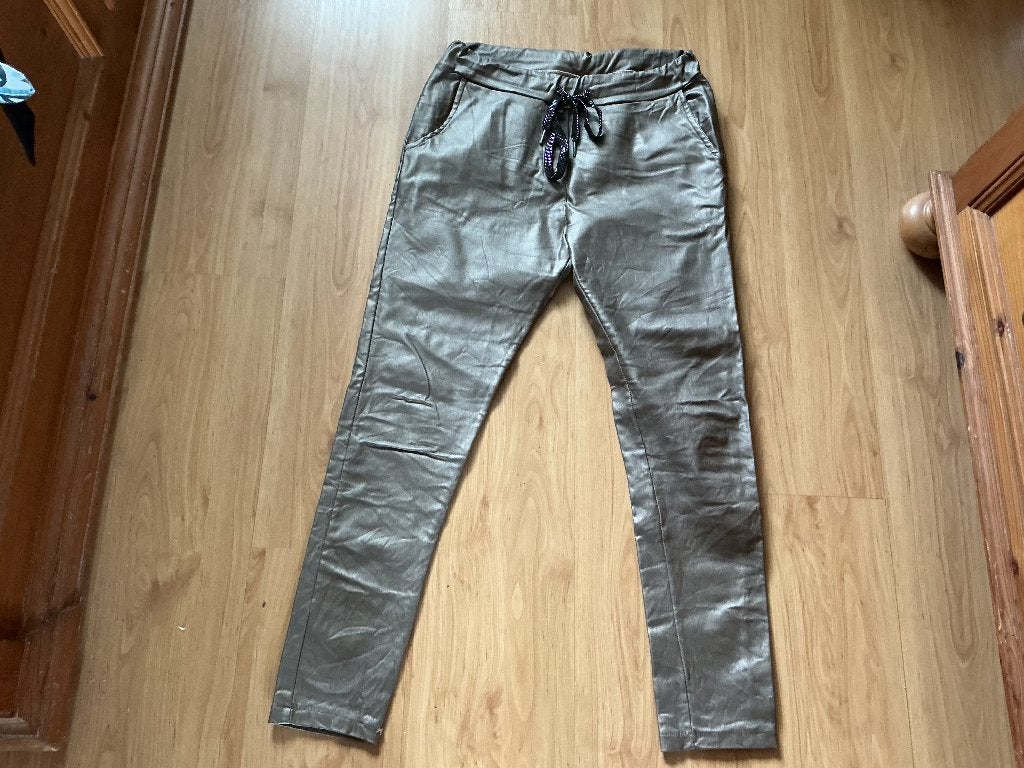 Bruine, nep leren broek. Ik denk maat M, Kleding | Dames, Broeken en Pantalons, Maat 38/40 (M), Bruin, Ophalen of Verzenden, Zo goed als nieuw