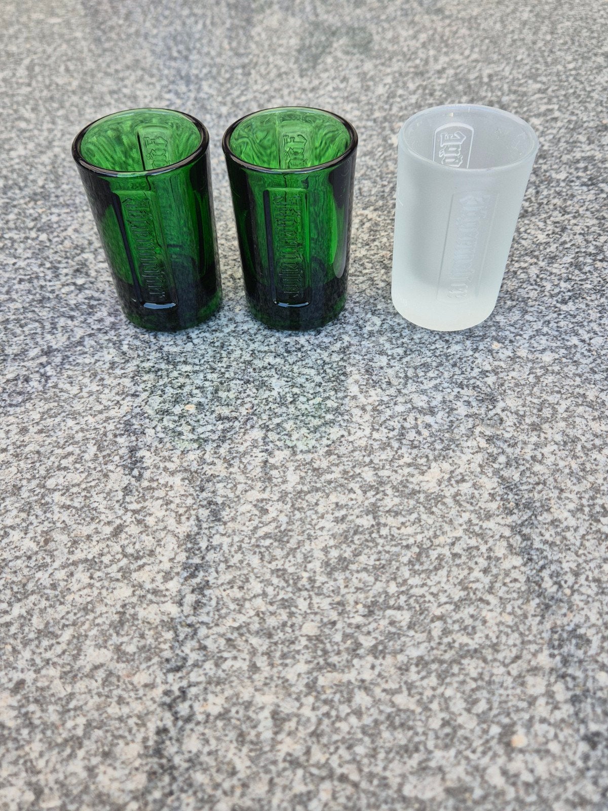 Jägermeister borrelglaasjes 2 cl - 3 stuks groen en wit, Verzamelen, Glas en Borrelglaasjes, Ophalen of Verzenden, Zo goed als nieuw