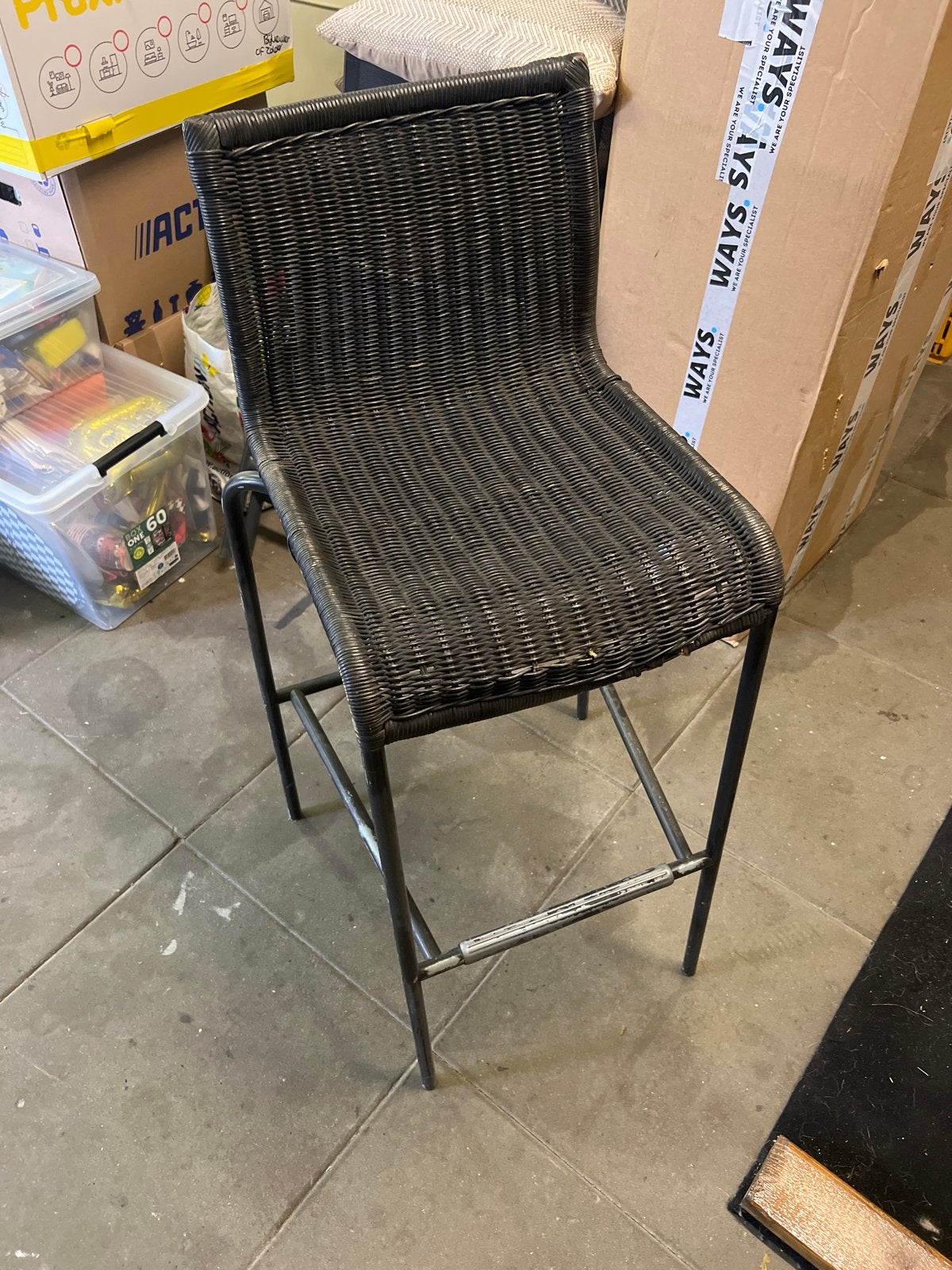 Zwarte rotan barkruk met metalen frame, Huis en Inrichting, Ophalen, Gebruikt, Met voetsteun, Metaal