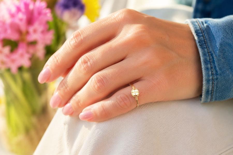 18 Karaat Gouden Pinkring Klavertje Vier, Ophalen of Verzenden, Dame, Goud, Goud