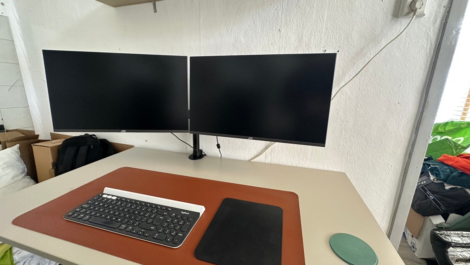 Dual monitor setup: 2x JVC 24” Full HD + dubbele monitorarm, IPS, Kantelbaar, Full HD, Zo goed als nieuw