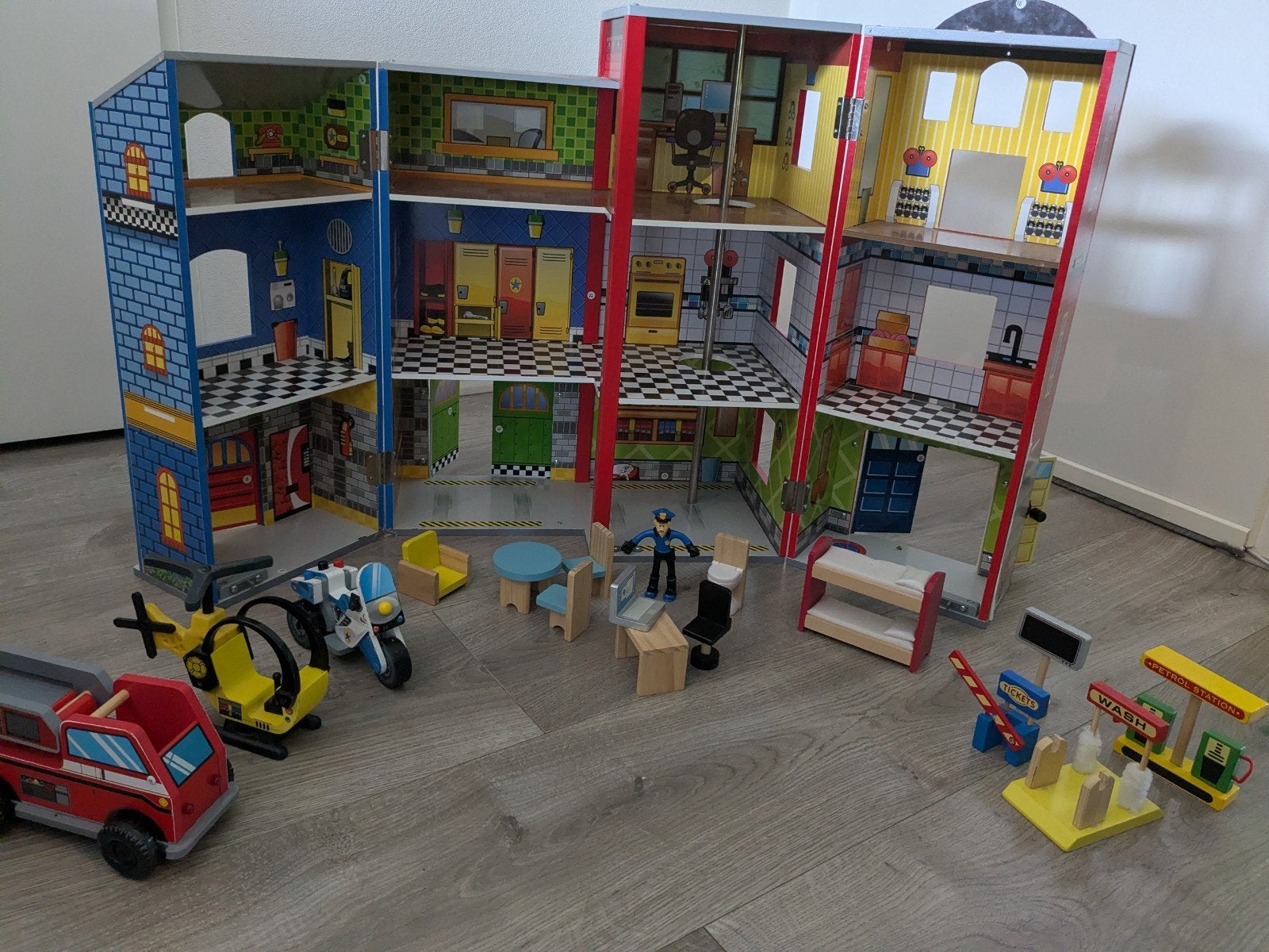 Groot houten brandweerkazerne poppenhuis met accessoires, Ophalen