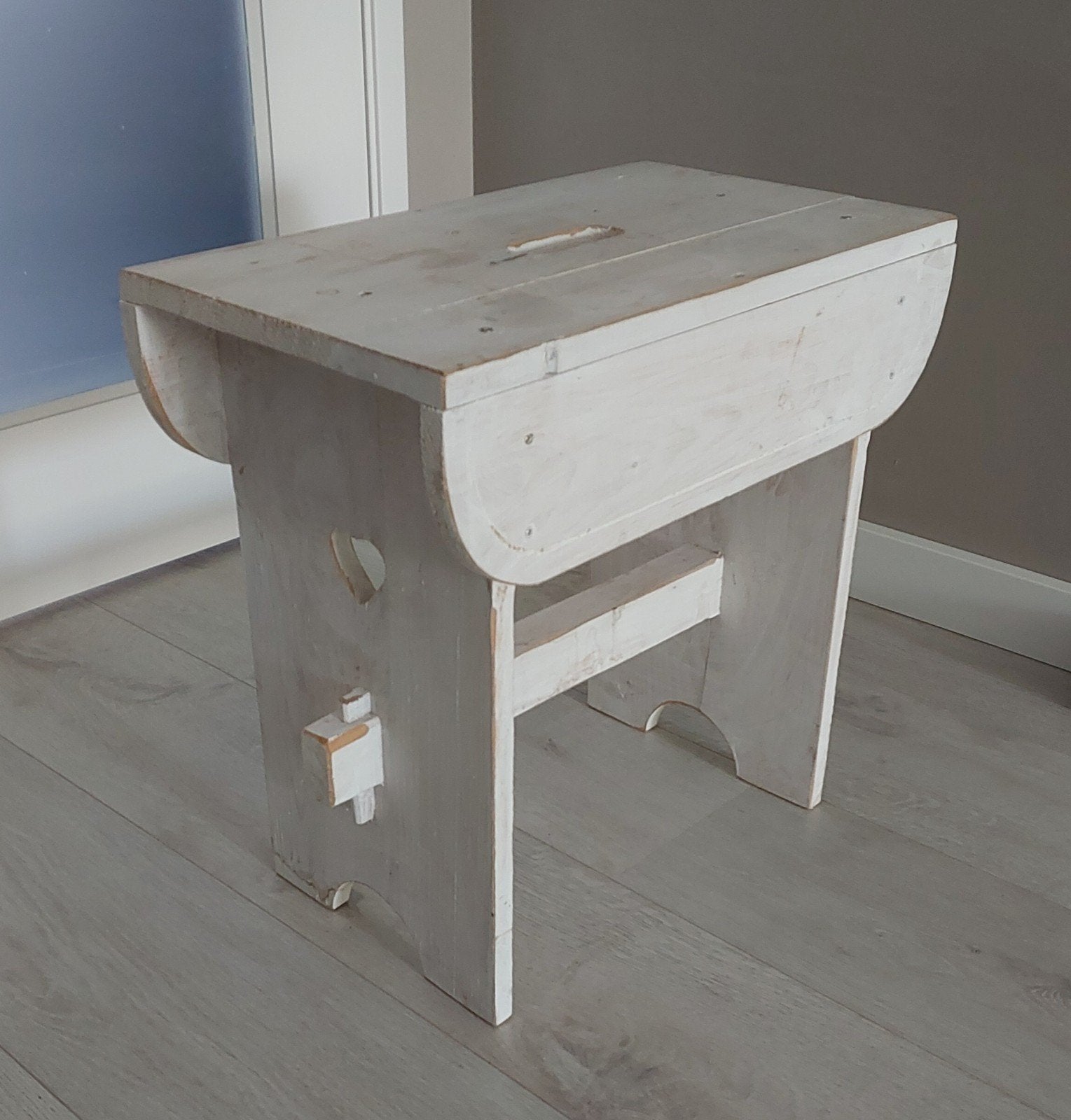 Houten bijzettafeltje / voetenbankje in roomwit, 49x28x47cm., Minder dan 55 cm, Gebruikt, Rechthoekig, Hout