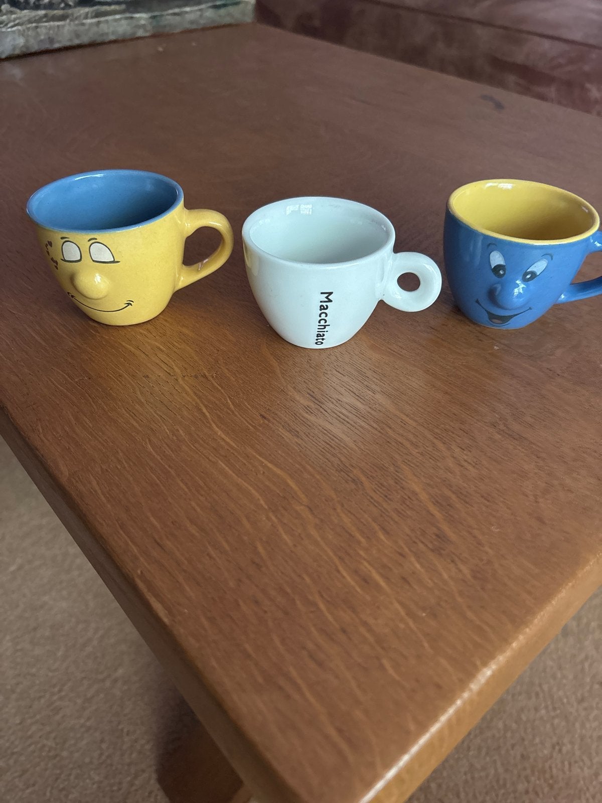 Leuke set van 3 espresso kopjes - Macchiato en gezichtjes, Ophalen, Keramiek, Zo goed als nieuw, Overige stijlen