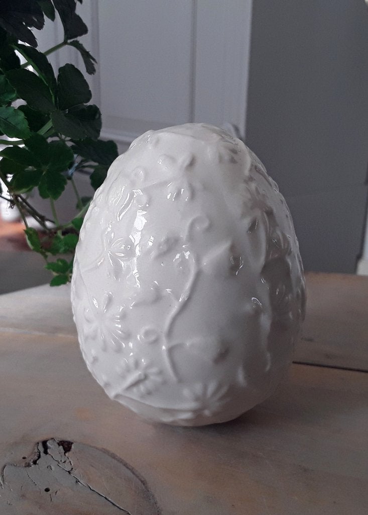 Decoratief ei - reliëf van bloemetjes - porselein - wit glaz, Brocante, Overige materialen, Ophalen of Verzenden, Zo goed als nieuw